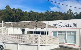Adorable Studio Next To Cafe, Walk To Beach!